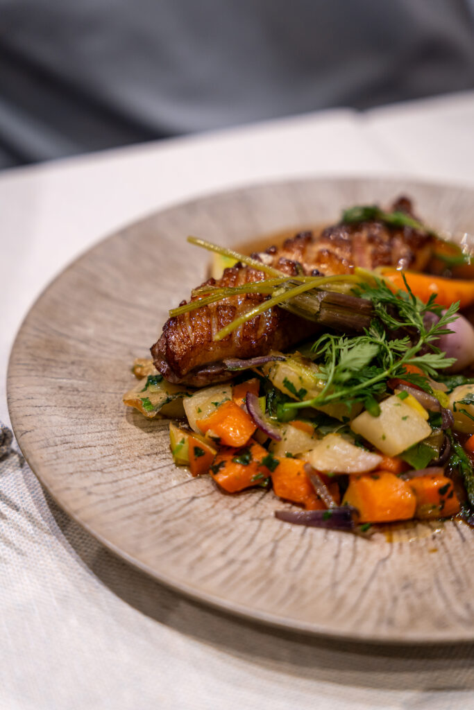 Filet de canard fermier au miel accompagné de légumes rôtis à la Brasserie du Sillon à Saint-Malo.
