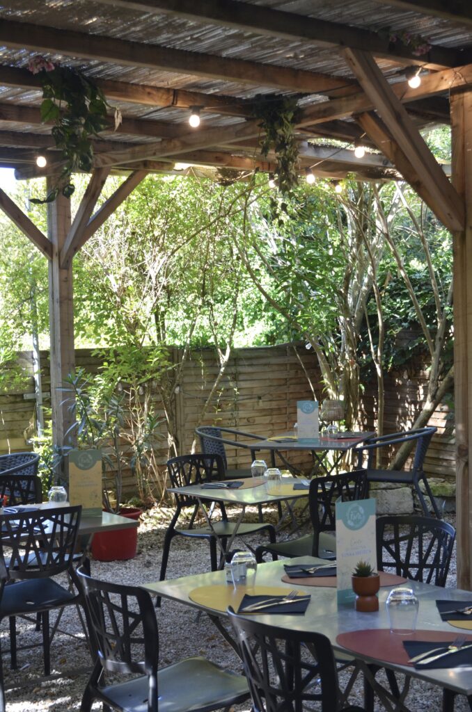 La cour du restaurant Les Filles à Maman à Pernes-les-Fontaines