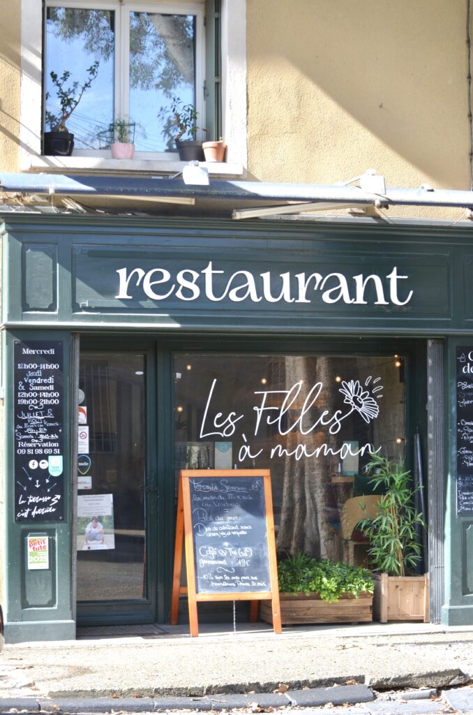 La devanture du restaurant Les Filles à Maman à Pernes-les-Fontaines
