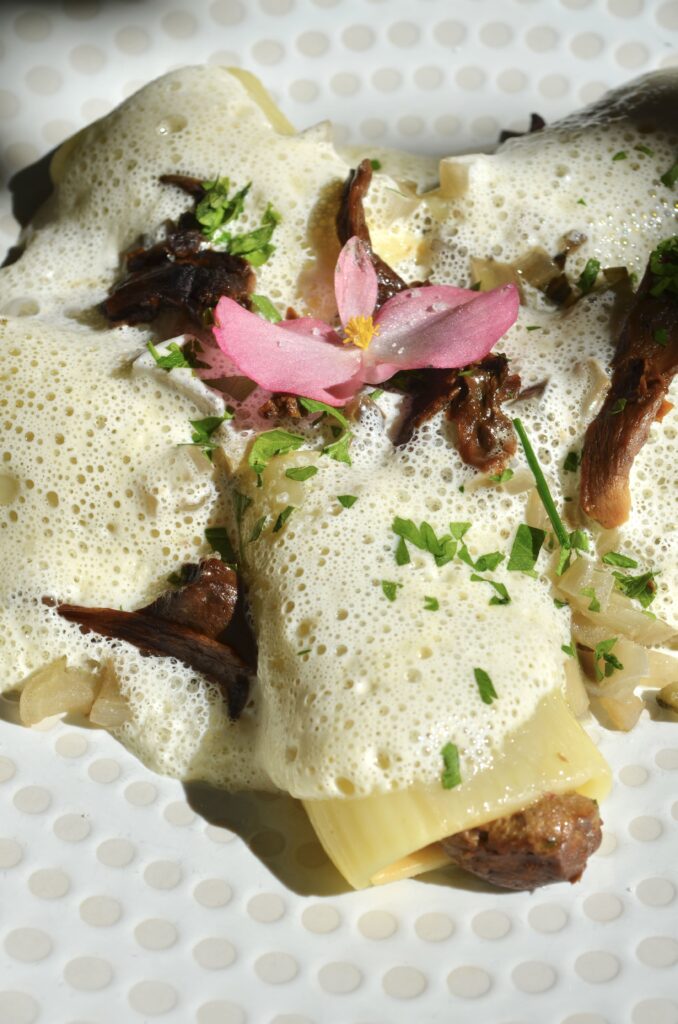 Rigatonis farce 100% cèpes, émulsion parmesan du restaurant Les Filles à Maman à Pernes-les-Fontaines