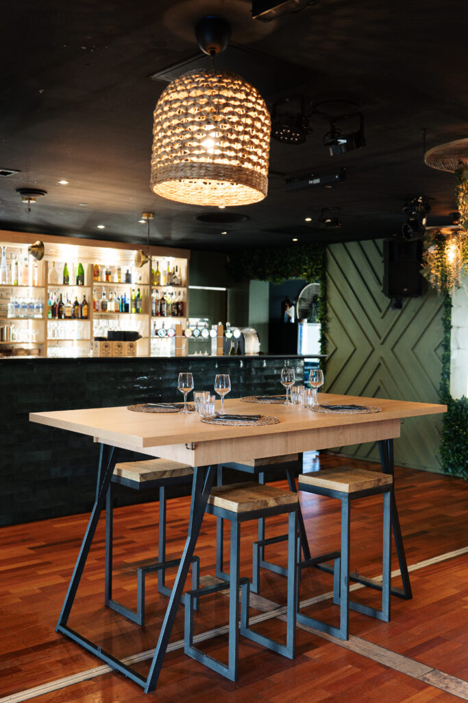 Les tables hautes pour manger du restaurant FL à Avignon