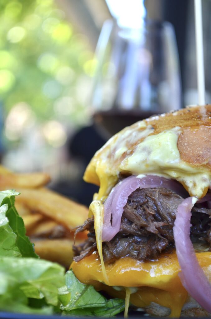 Le burger avec de la viande effilochée du restaurant Flaveurs à Avignon