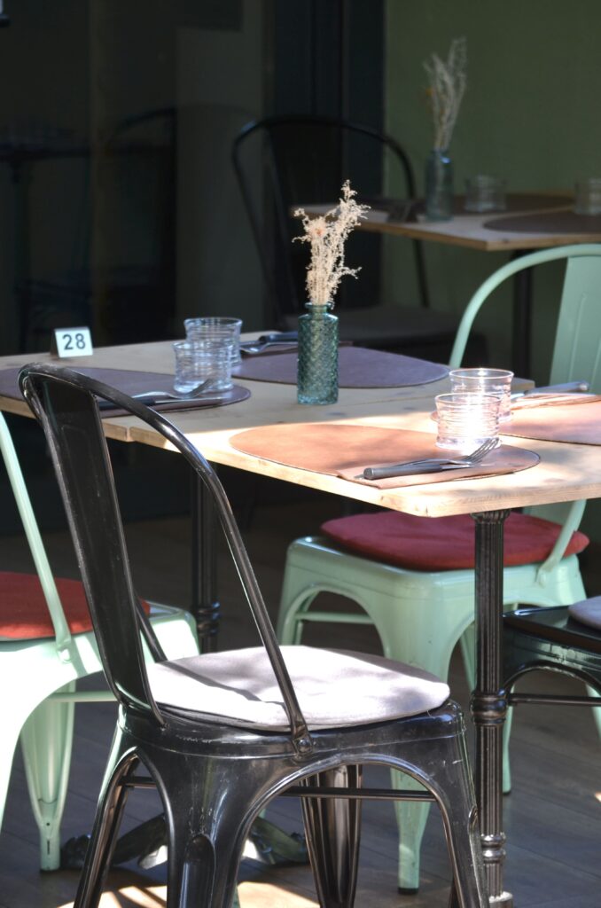 Tables intérieurs du restaurant Flaveurs à Avignon