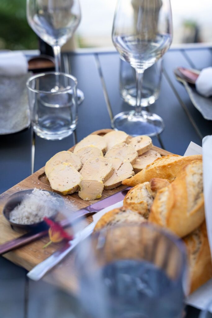 Foie gras accompagné de pain aux Terrasses du Prieuré à Dinard.