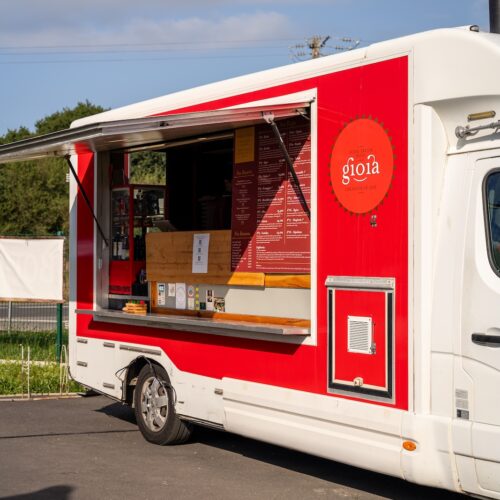 Le food truck mobile de Gioia propose des pizzas artisanales directement aux gourmands de Saint-Malo. Gioia, Saint-Malo.