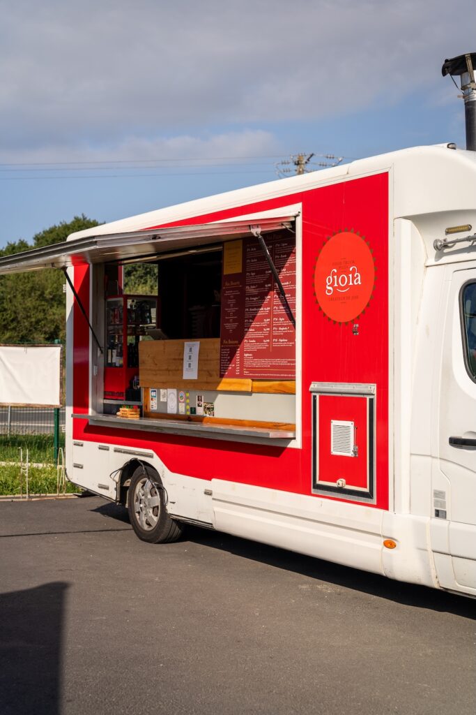 Le food truck mobile de Gioia propose des pizzas artisanales directement aux gourmands de Saint-Malo. Gioia, Saint-Malo.