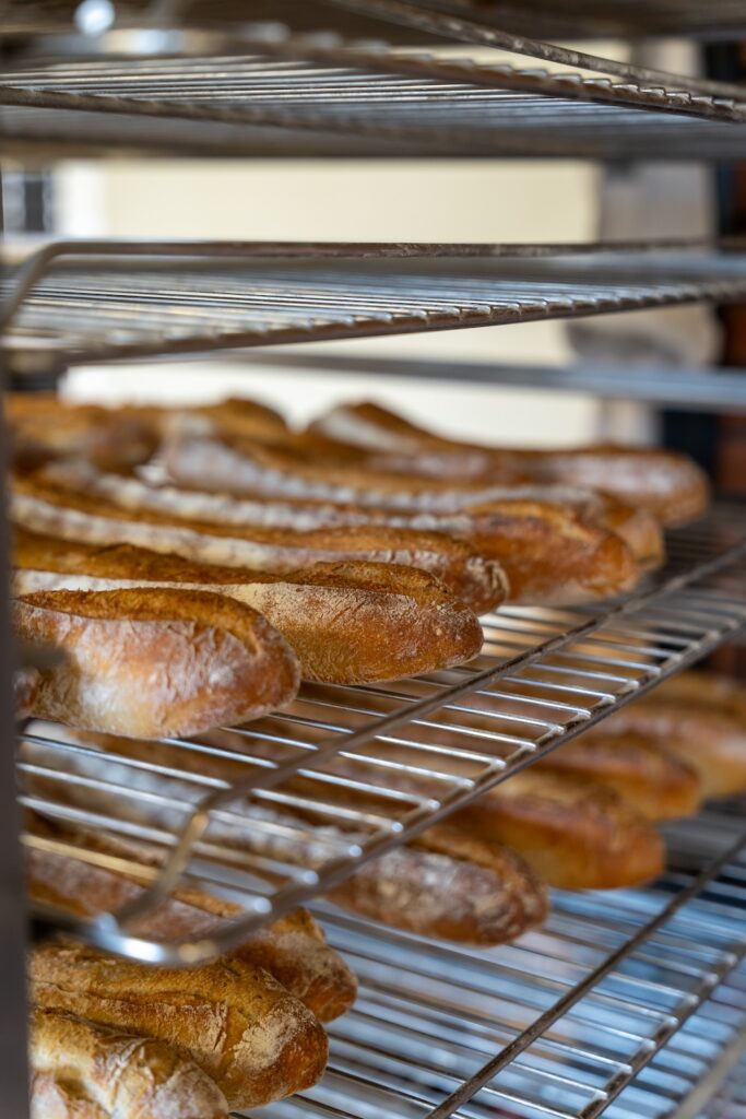 Des baguettes préparées au Fournil de Faustin, à Saint-Lunaire