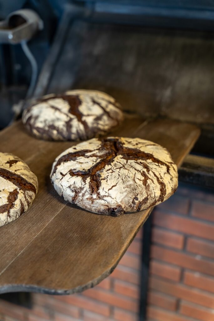 Des pains rond préparés au Fournil de Faustin, à Saint-Lunaire