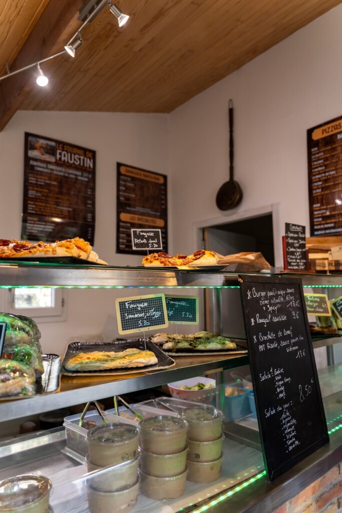 Des plats préparés sur place pour le repas au Fournil de Faustin, à Saint-Lunaire