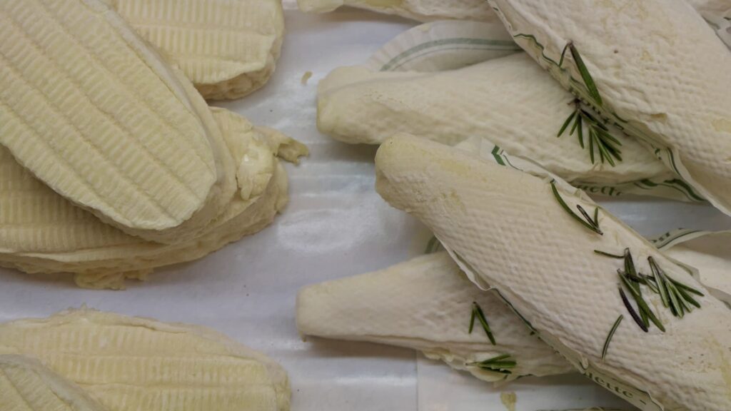Fromages de chèvre de la fromagerie Les Délices de Mamou au marché de La Teste-de-Buch.