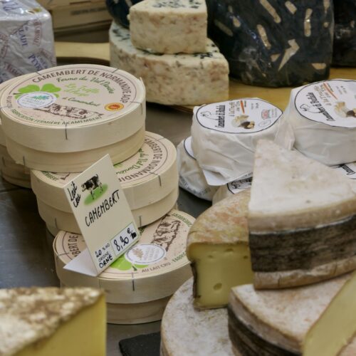 Fromages au lait cru et pasteurisé de la fromagerie Les Délices de Mamou au marché de La Teste-de-Buch.
