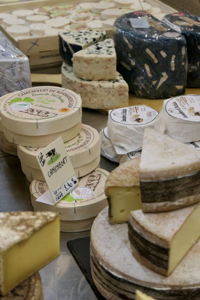 Fromages au lait cru et pasteurisé de la fromagerie Les Délices de Mamou au marché de La Teste-de-Buch.