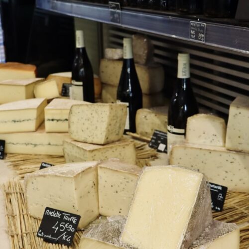 Large sélection de fromages à raclette à découvrir chez Fromages et Terroirs à Saint-Malo.