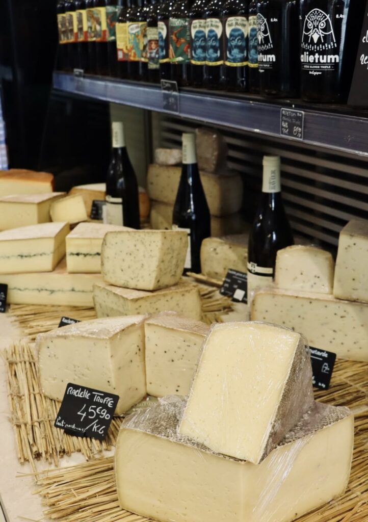 Large sélection de fromages à raclette à découvrir chez Fromages et Terroirs à Saint-Malo.