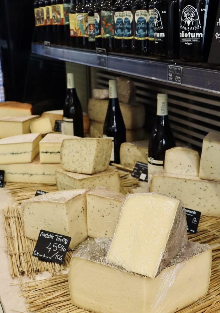 Large sélection de fromages à raclette à découvrir chez Fromages et Terroirs à Saint-Malo.