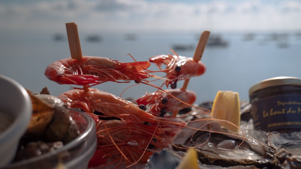 Plateau de fruits de mer de la cabane La Dégustation du Bout du Monde au village des Jacquets au Cap-Ferret.
