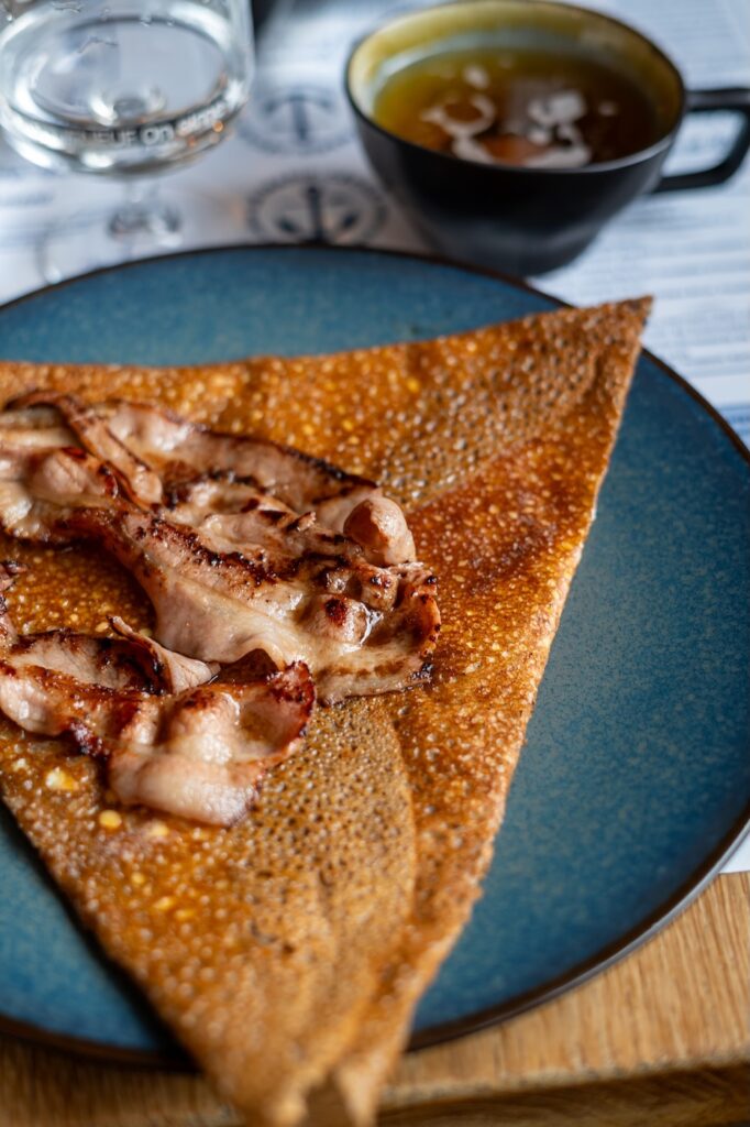 Galette La Grande Bretonne au lard grillé à La Marie Cécile Crêperie à Saint-Malo.