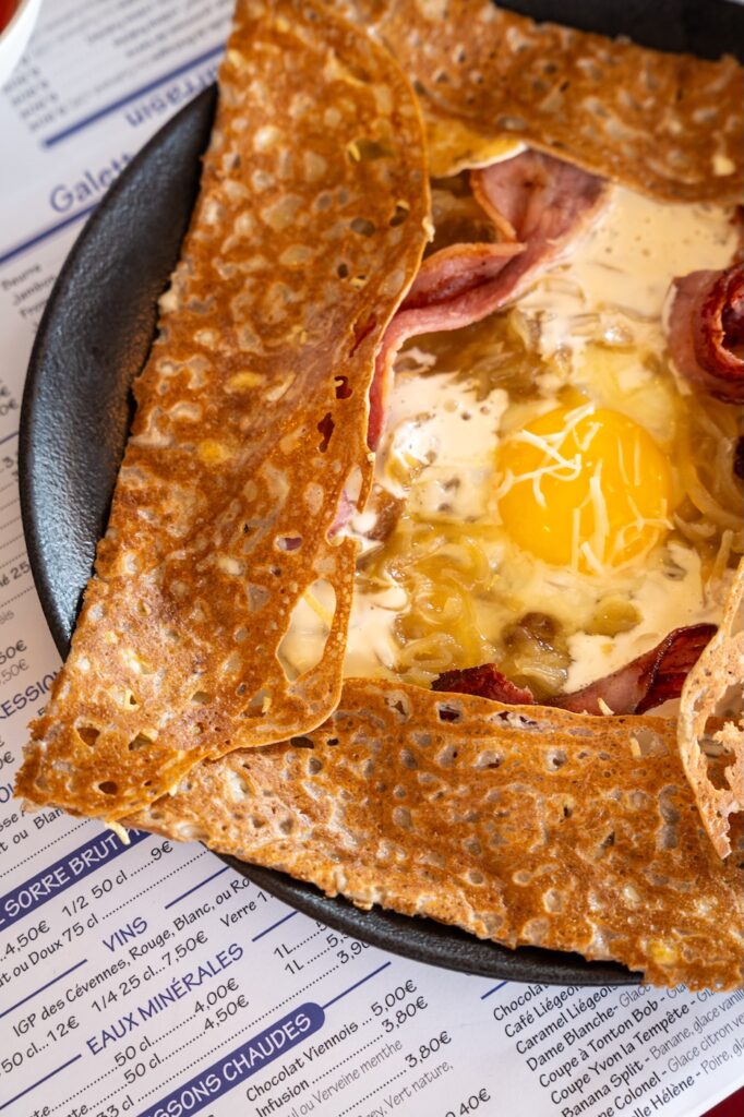 Galette complète servie à La Caraque à Saint-Malo.