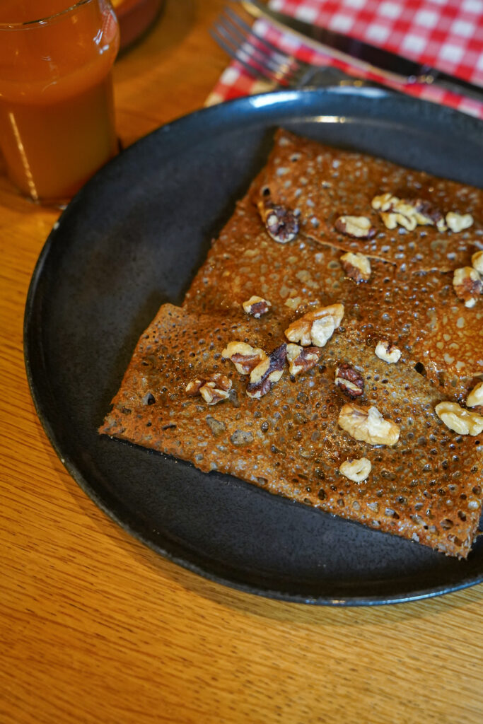 Galette de sarrasin au chèvre, miel et noix servie à Pomme et Sarrazin à Saint-Malo
