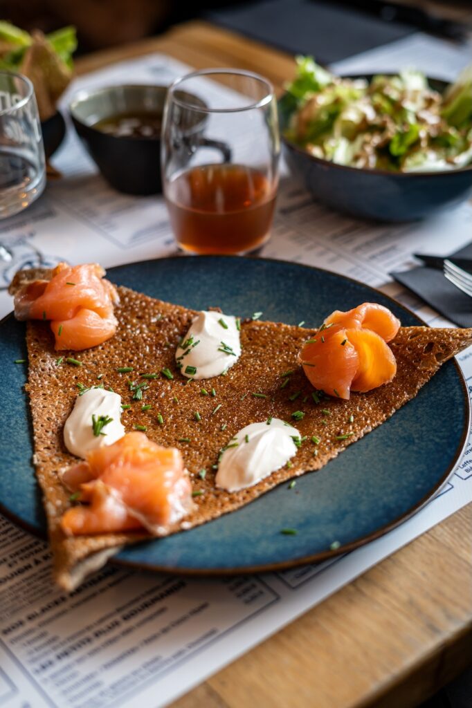 Galette au saumon et crème fraîche servie à La Marie Cécile Crêperie à Saint-Malo.