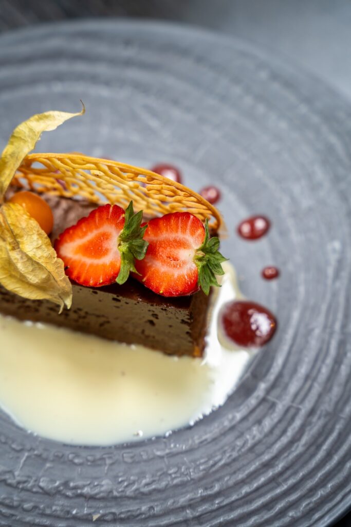 Dessert chocolaté et croustillant aux noisettes aux Embruns à Saint-Malo.