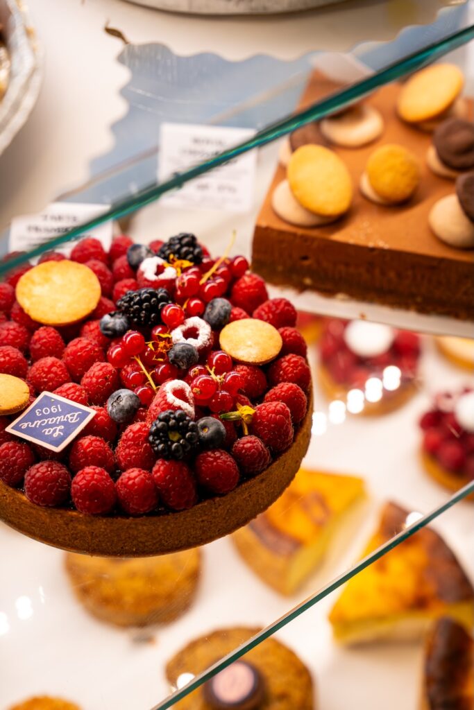 Gâteau fruité aux framboises proposé par La Briacine à Saint-Briac-sur-Mer.