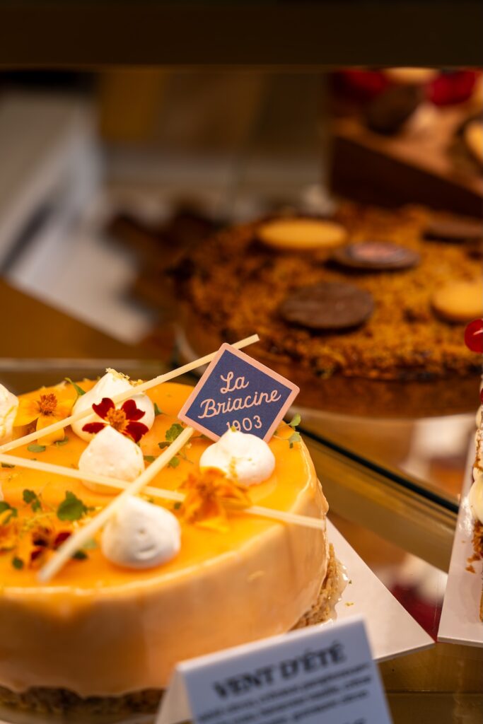Gâteau aux teintes orangées disponible à La Briacine à Saint-Briac-sur-Mer.