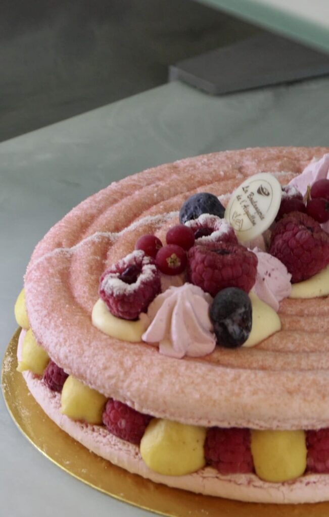 Macaron géant à la framboise de la boulangerie de l'Aiguillon à Arcachon.