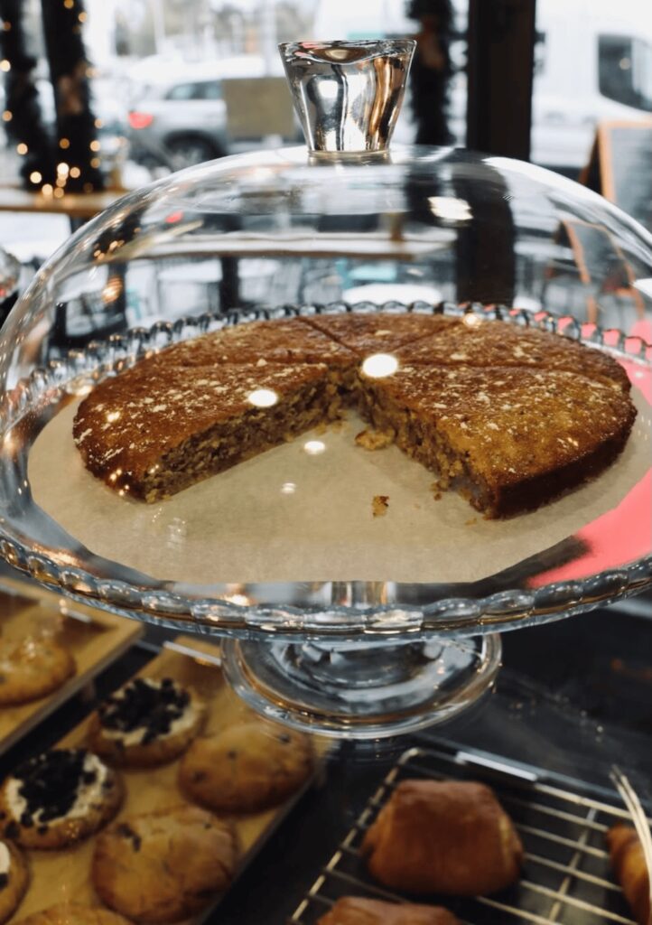 Gâteaux maison gourmands à découvrir chez Miggy’s Coffee à Saint-Malo.