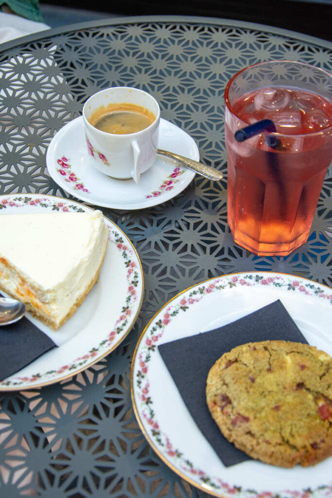 Le ceesecake aux abricots et le cookie au matcha et aux fruits rouges du salon de thé et pâtisserie Marie-Henriette à Limoges