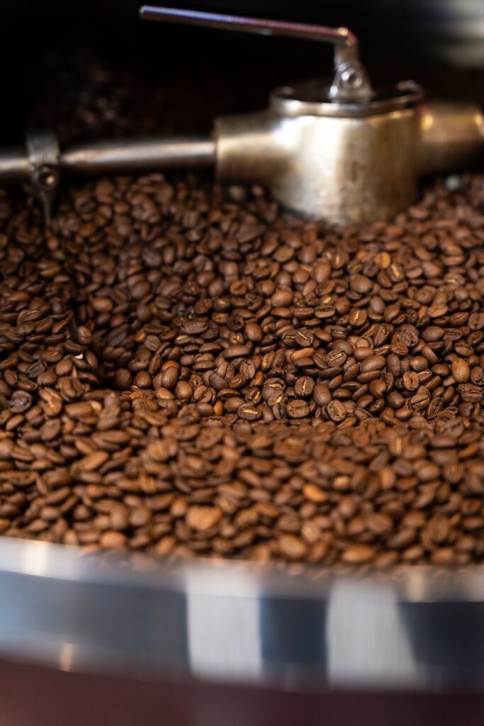 Sélection de grains de café fraîchement torréfiés chez Délice des Cafés à Saint-Servan.