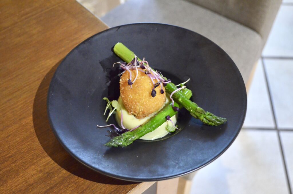 Une entrée à base d'oeuf au restaurant Le H de Sernhac