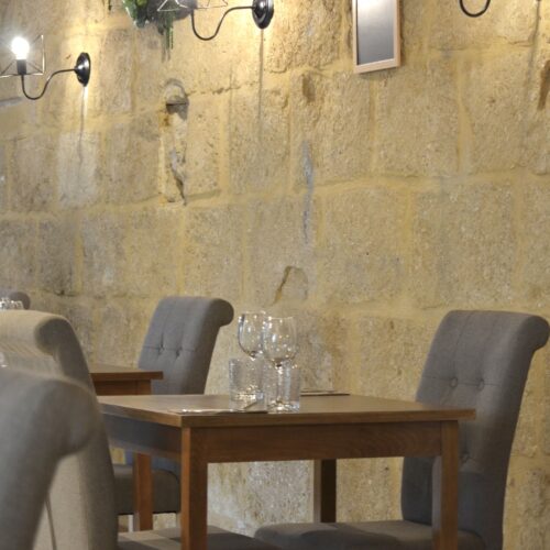 La salle intérieur au restaurant Le H de Sernhac