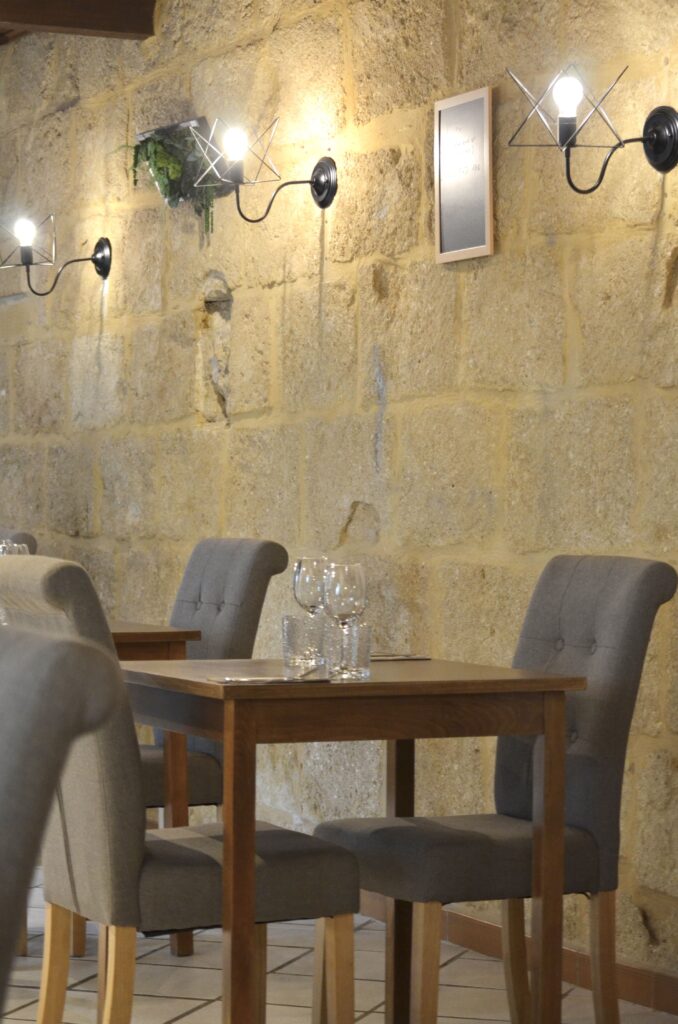 La salle intérieur au restaurant Le H de Sernhac