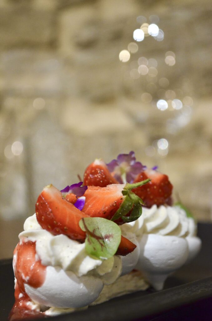 La pavlova aux fruits rouges au restaurant Le H de Sernhac