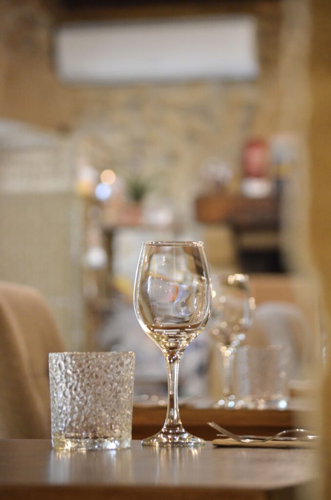 Les tables à l'intérieur du restaurant Le H de Sernhac