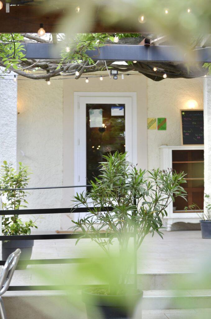 La terrasse du restaurant Le H de Sernhac