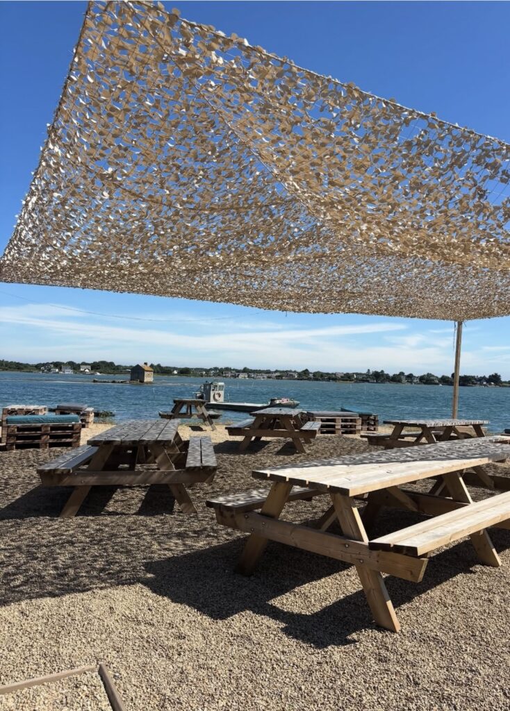terrasse de l'établissement des huitres leneveu à étel