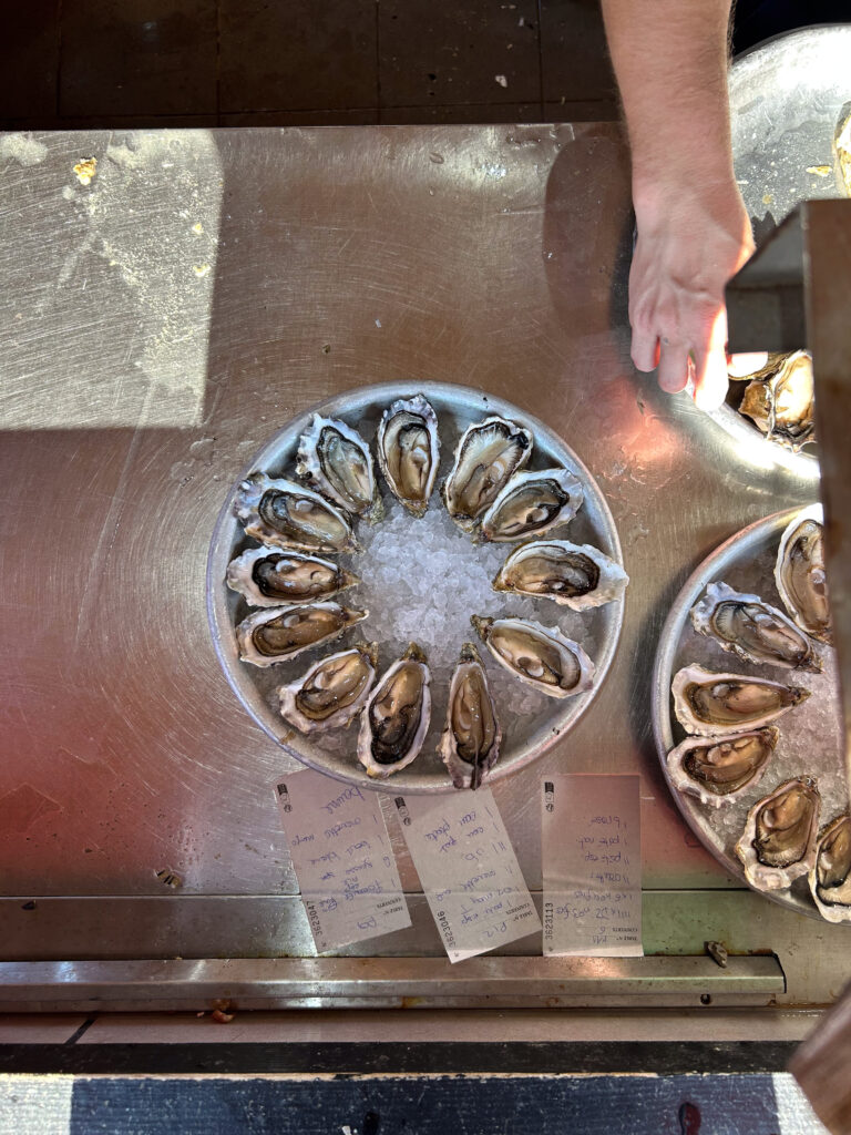 Ouverture des huîtres à la Cabane 164 au port de La Teste-de-Buch