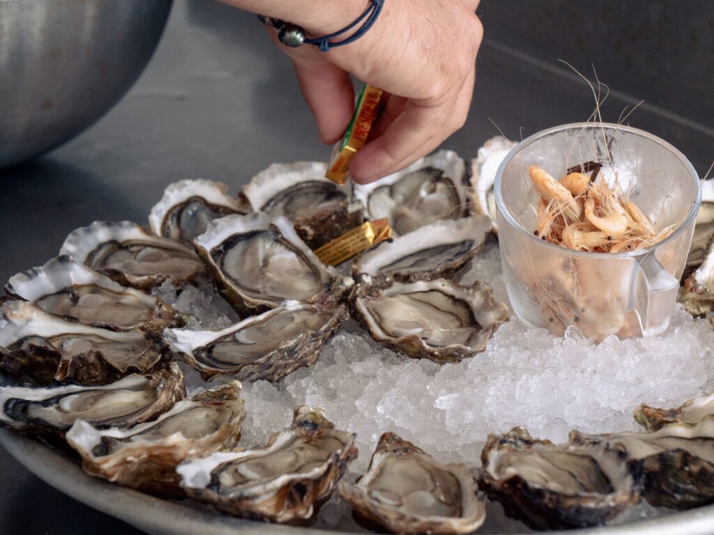 Huîtres fraîches de l'exploitation de La Dégustation du Bout du Monde au village des Jacquets au Cap-Ferret.