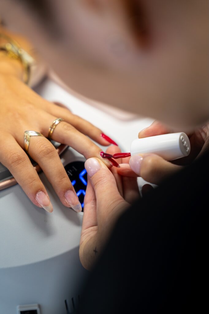 Une séance de vernis chez L'Instant By Claire, à Saint-Malo