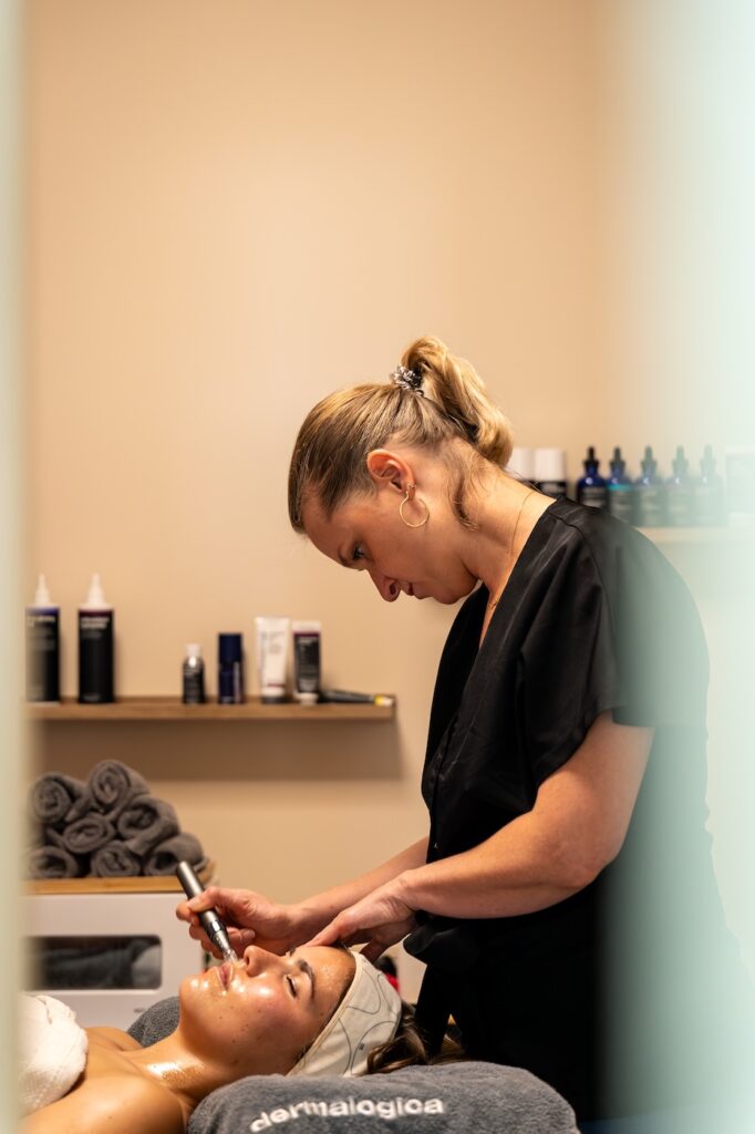 Un soin prodigué chez L'Instant By Claire, à Saint-Malo