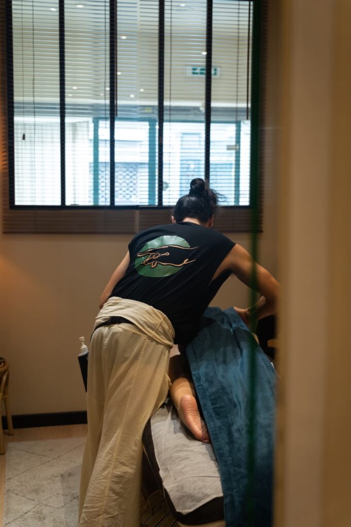 Romain lors d'une séance de massage à l'Institut Lacroix à Saint-Malo