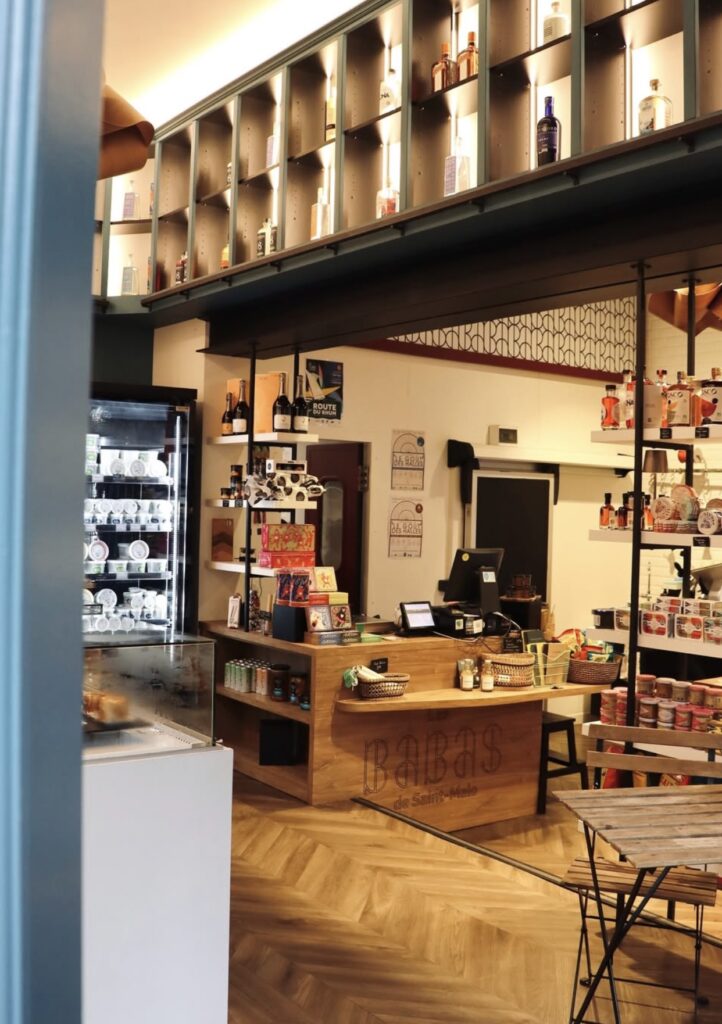 L’intérieur chaleureux, entre les babas et l’épicerie fine, invite à la découverte et à la gourmandise. L'épicerie des Babas, Saint-Malo.