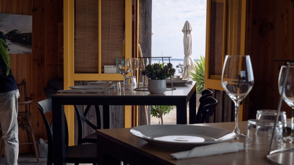 Intérieur de la cabane La Dégustation du Bout du Monde au village des Jacquets au Cap-Ferret.