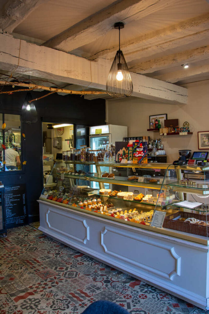 Les vitrines u cheescake de la pâtisserie Choubeurrepommes à Eymoutiers