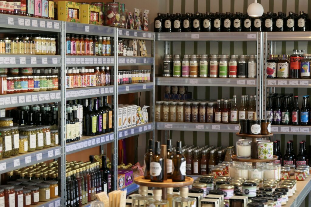 Intérieur et étagères des produits de l'épicerie, salon de thé et coffee shop Classico à Arcachon.