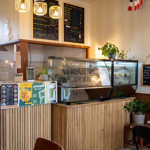 Intérieur chaleureux mettant en avant la cuisine philippine à Las Cebuanas à Saint-Malo.