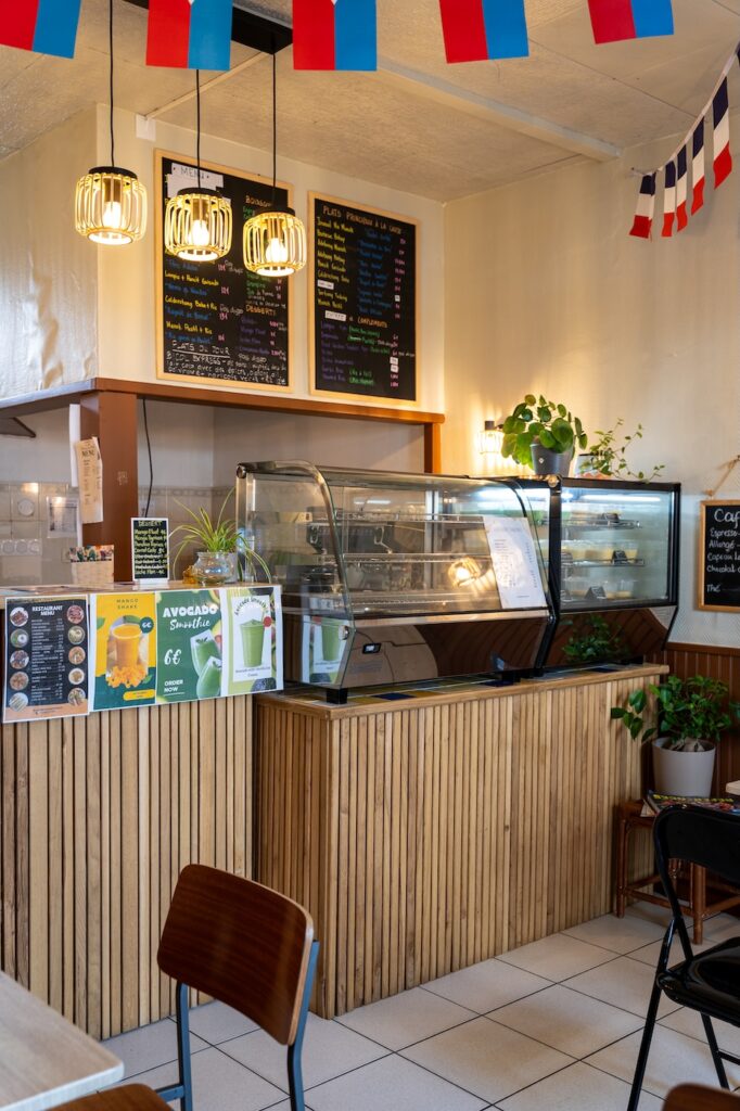Intérieur chaleureux mettant en avant la cuisine philippine à Las Cebuanas à Saint-Malo.