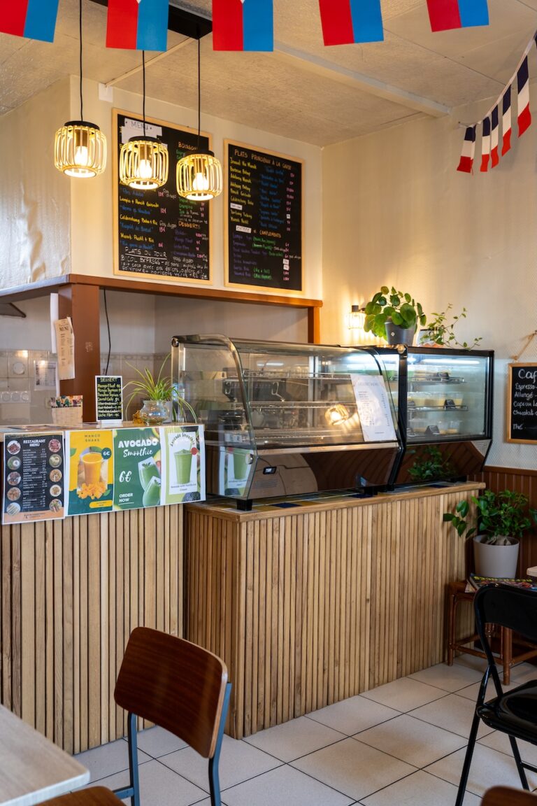 Intérieur chaleureux mettant en avant la cuisine philippine à Las Cebuanas à Saint-Malo.